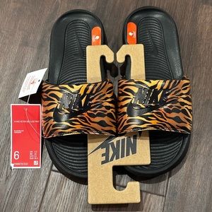 Ladies Nike Slide - NWT - Size: 6